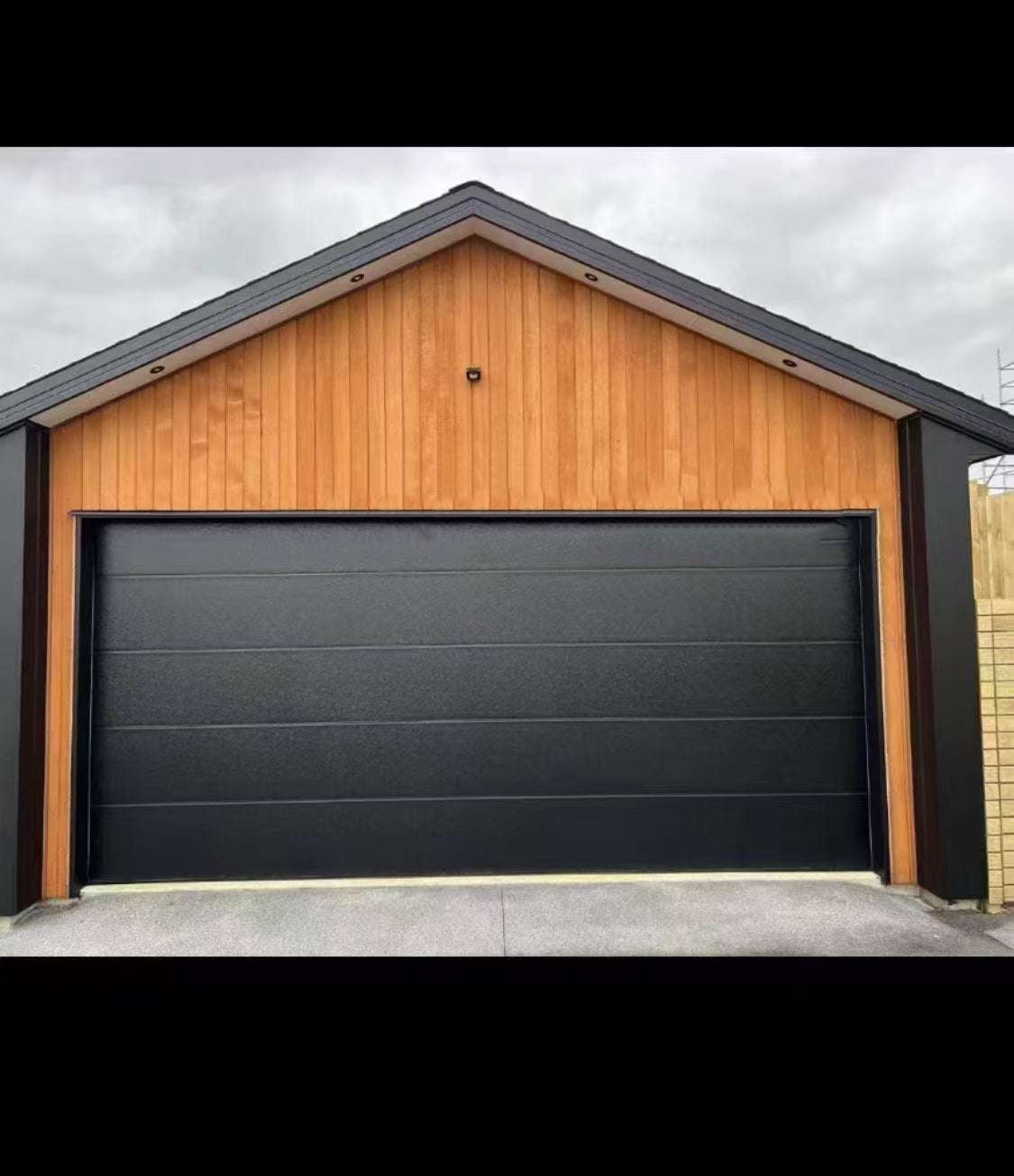 Modern Vertical Bi-Folding Tilt-Up Deco Aluminium Garage Door