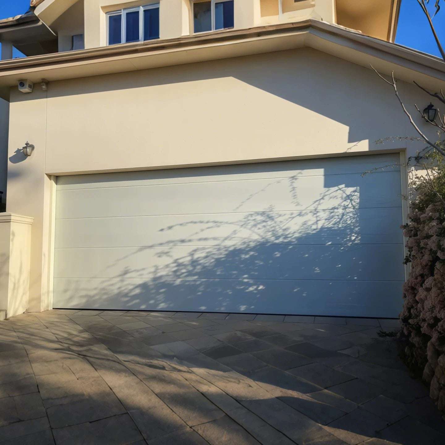 Modern Vertical Bi-Folding Tilt-Up Deco Aluminium Garage Door